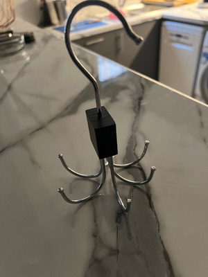 Belt hanger like new, holds 10 belts