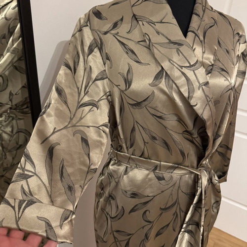 Elizabeth kimono robe size 46 satin with leaf pattern like new