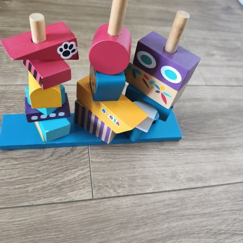 Wooden building blocks set with base like new, 16 pieces