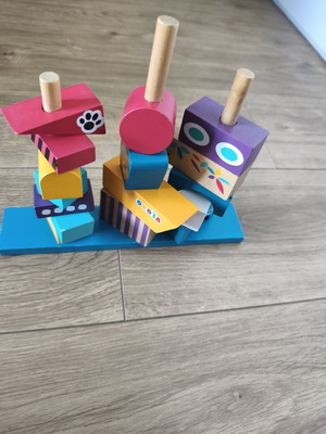 Wooden building blocks set with base like new, 16 pieces