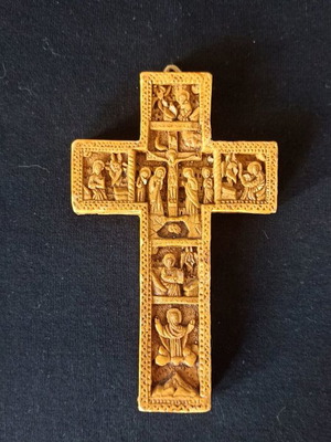 Μοναστηριακός σταυρός από φυσικό κερί μεταχειρισμένος με περίτεχνα σχέδια