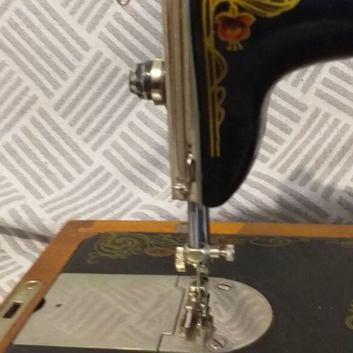 Pavlin sewing machine in excellent condition with wooden case
