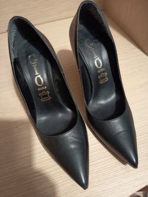 Women's black pumps size 38 like new