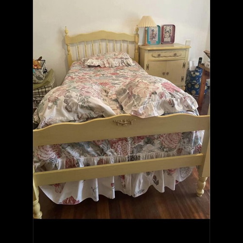 Bedroom set like new, American made