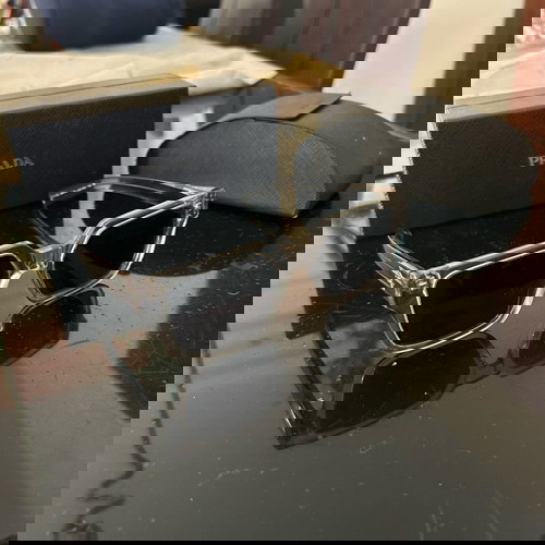 Γυαλιά ηλίου Prada σε πολύ καλή κατάσταση με θήκη και μαντηλάκι