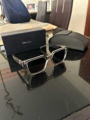 Γυαλιά ηλίου Prada σε πολύ καλή κατάσταση με θήκη και μαντηλάκι