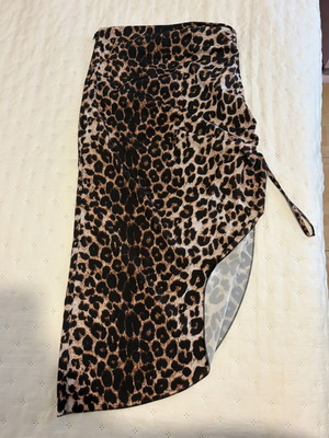 Leopard print skirt like new with side zipper and adjustable ruching