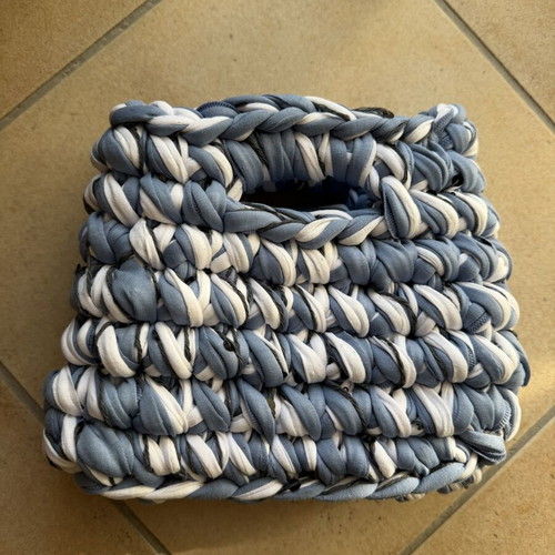 Small knitted handbag, white and blue
