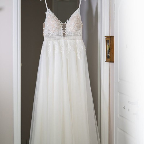 Wedding dress like new with veil and bustle, sizes M and L, white and silver