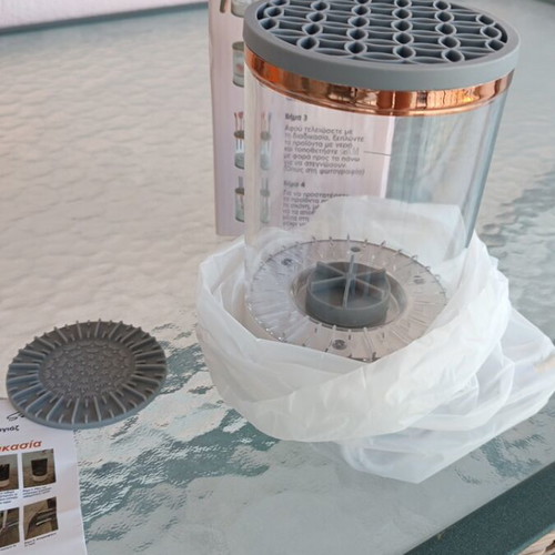 Sentio makeup brush cleaning device