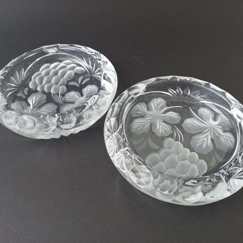 Set of 2 vintage glass ashtrays like new