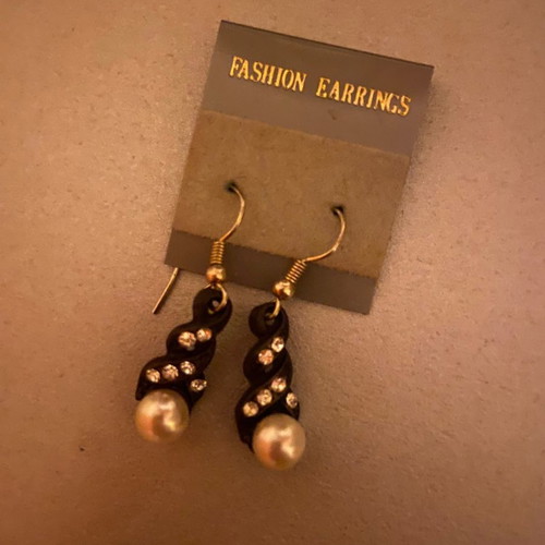 Pearl earrings vintage style new
