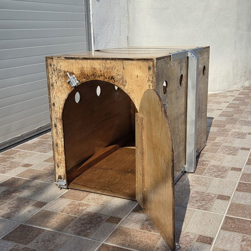 Wooden dog transport cage with tow hitch