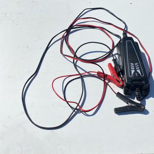 Car battery charger 12V like new