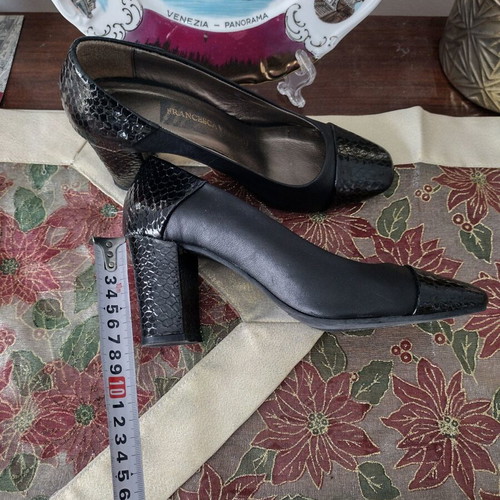 Leather Italian elegant women's pumps like new, black
