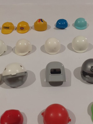 Playmobil lot of various hats like new