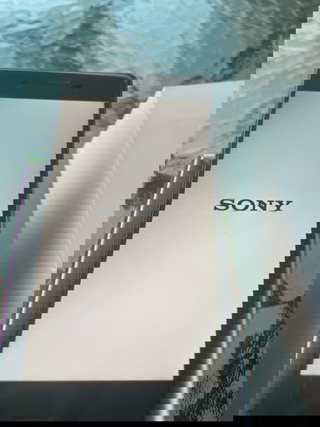 SONY XPERIA X В кутията му с всички аксесоари