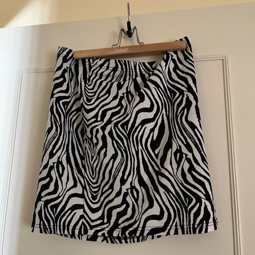 Zebre mini skirt like new, black and white, size XL