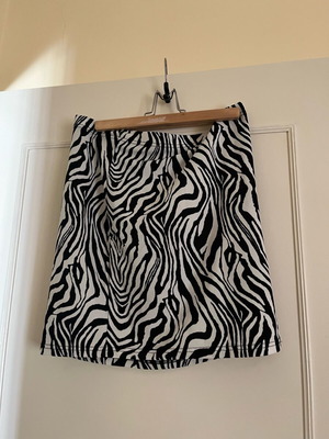 Zebre mini skirt like new, black and white, size XL