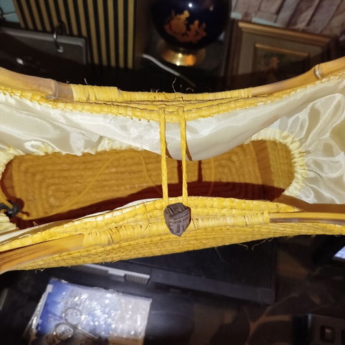 Straw shoulder bag yellow color like new with horn handles