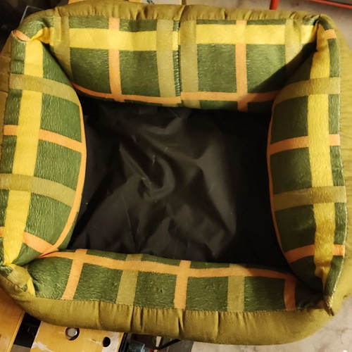 Dog bed used, dimensions 50x45x15 cm outer