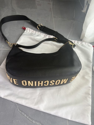 Τσάντα Moschino Love μαύρη χιαστί μεταχειρισμένη