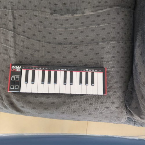 Akai LPK-25-MK2 midi keyboard like new