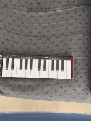 Akai LPK-25-MK2 midi keyboard like new
