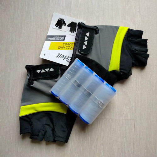 Cycling gloves new with free plastic coin holder
