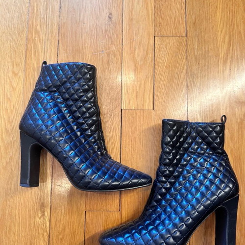 Black quilted synthetic leather ankle boots like new, size 39