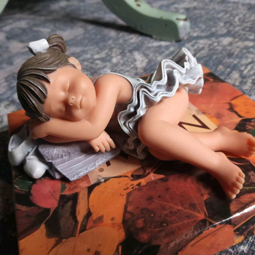 Collectible porcelain figurine Mientras Descanso Nadal Studio new