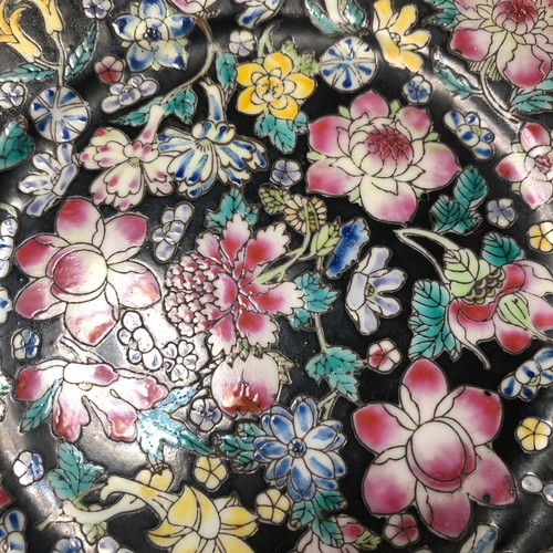 Set of 2 vintage Chinese porcelain decorative plates like new