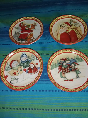Christmas plates like new, set of 7 with 2 Easter plates gift