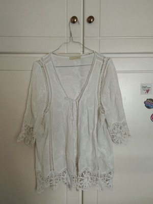 White cardigan with knitted details like new, size L