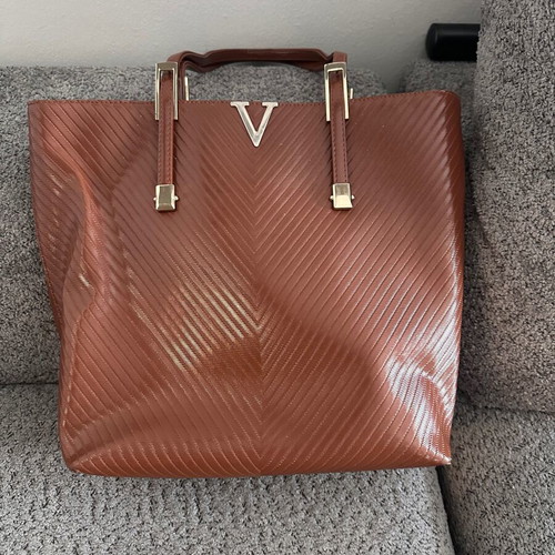 Shoulder bag like new with spacious compartments