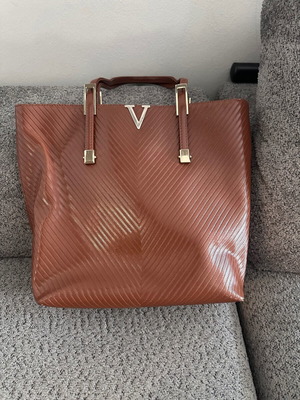 Shoulder bag like new with spacious compartments