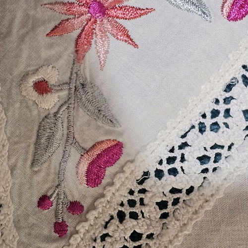 Embroidered table decoration with lace like new