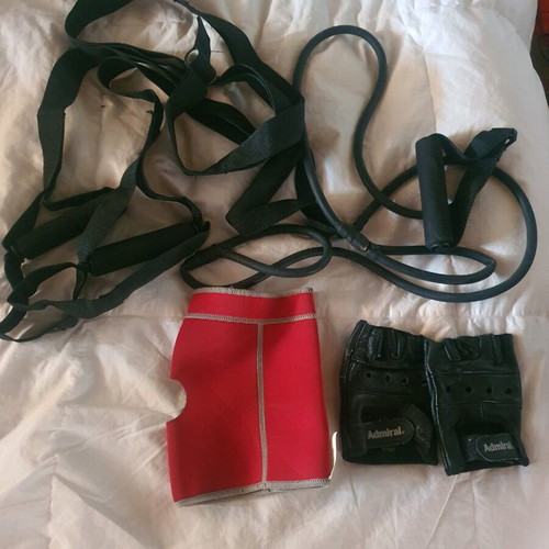 Fitness set like new with TRX, gloves, knee pad and two resistance bands