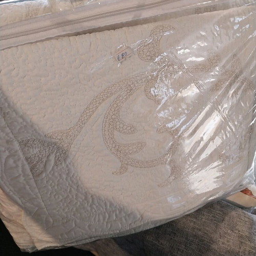Ilis Home double quilt set like new, cotton with 2 pillows