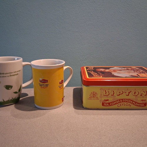 Lipton tea used, two mugs and collectible metal tin