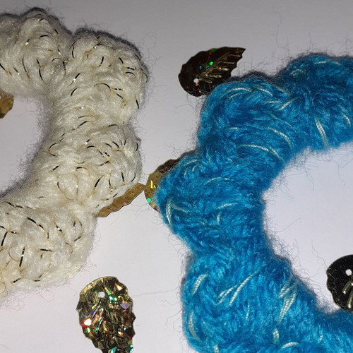 Pack of 4 handmade hair ribbons in white, blue and ecru colors