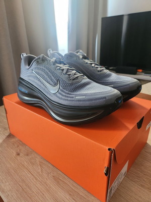 Nike Vomero Plus athletic shoes new in box, grey and black, size 42.5