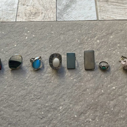 Rings set with natural stones and adjustable sizes