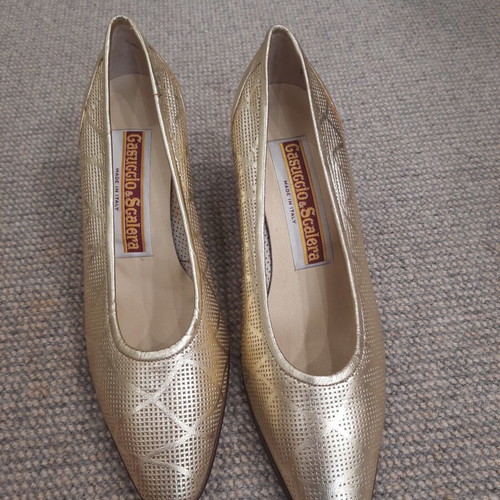 Gasuccio & Scalera gold leather pumps new with geometric perforation