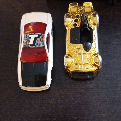 Hot Wheels small track like new with 2 cars