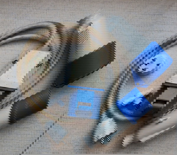 Δύο βιομηχανικά Φις + Μία βιομηχανική πρίζα + αντάπτορες.