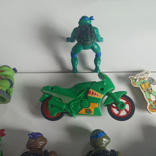 TMNT Teenage Mutant Ninja Turtles 1988 action figures used with weapons