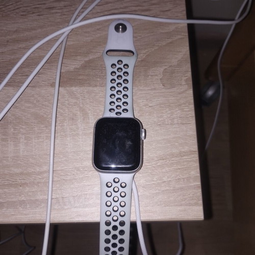 Apple Watch SE 40mm Silver GPS with Nike Sport Band and Magnetic Bracelet