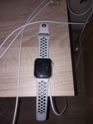 Apple Watch SE 40mm Silver GPS with Nike Sport Band and Magnetic Bracelet