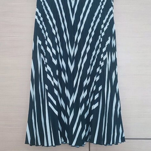 Zara pleated skirt like new, size Medium, black and white